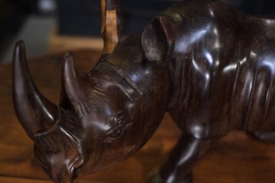 rhinoceroce en bois sculpture