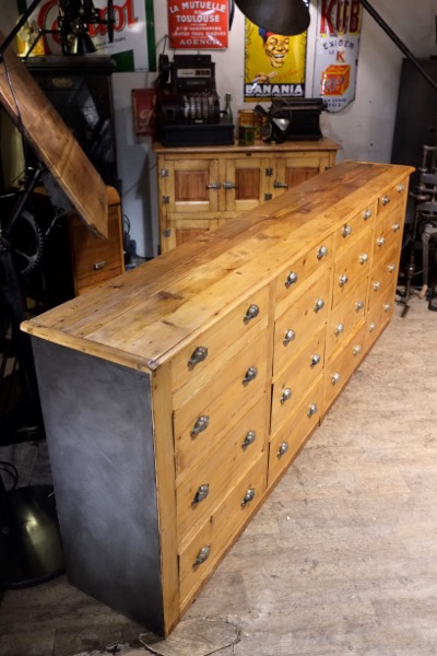 meuble de metier ancien 16 grand tiroirs et bois clair tres long