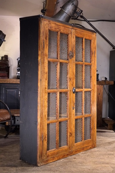 meuble de metier ancienne vitrine metal bois