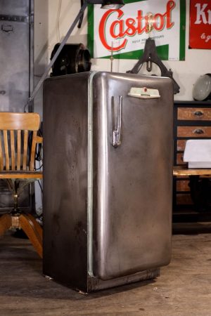 frigo ancien 1950 en metal brut