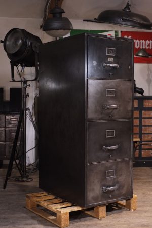 classeur  industriel ancien à grand tiroirs en metal brut