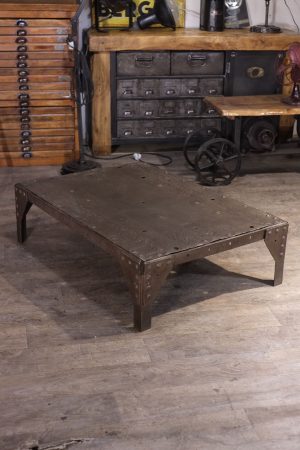 table basse riveté 1900 industrielle