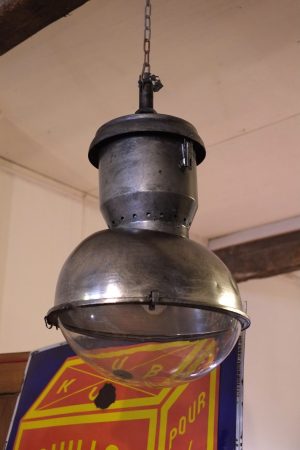 suspension usine geante en metal brut