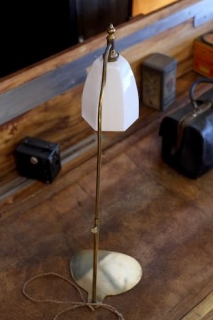 lampe art deco et lampe de bureau opaline blanche