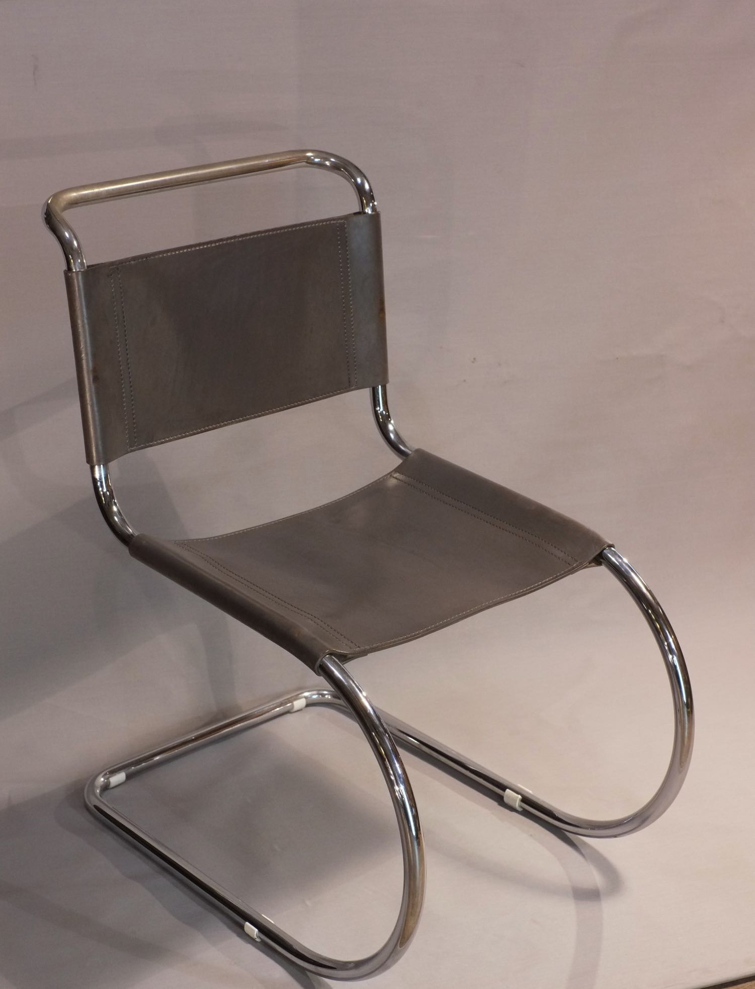 chaise luge vintage MR10 de Ludwig Mies Van Der Rohe pour Thonet vers 1940 chaise luge vintage MR10 de Ludwig Mies Van Der Rohe pour Thonet vers 1940