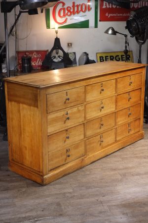 meuble de metier ancien de drapier a plusieurs grand tiroirs