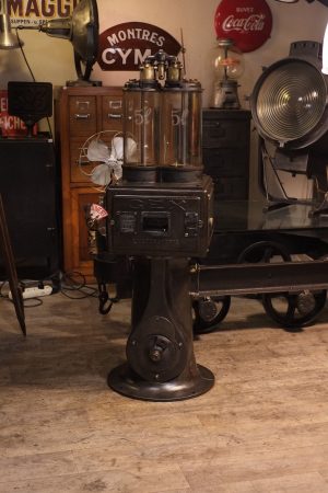 pompe a essence ancienne avec globes en verres GEX 1930