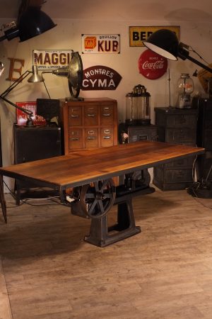 table industrielle creation realisé avec un vieux pied de machine outil 1930