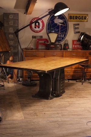 grande table style industriel pied fonte de machine et plateau en frene