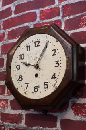 horloge ancien usine en bois