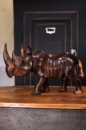 Rhinocéros en bois d'ebene de macassar tres beau