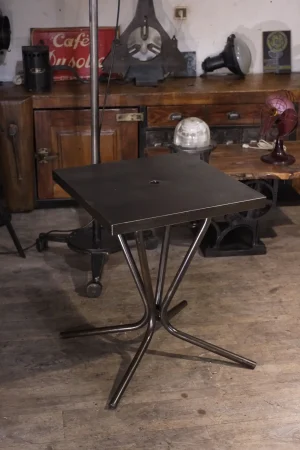 table de jardin tolix vintage en metal brut patiné canon de fusils