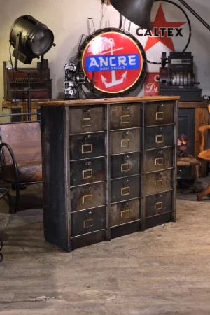 meuble industriel ancien a clapets de la marque strafor 1940