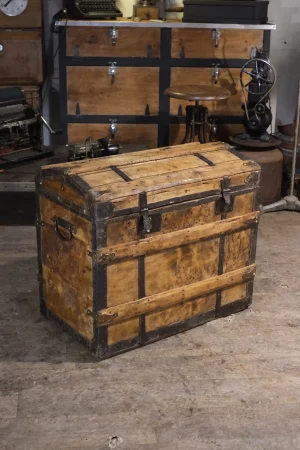 malle de voyage ancienne bombé epoque 19iemes siecle en bois