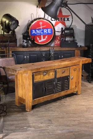 établi d'atelier ancien de menuisier transformé avec de vieux element ancien vieilles portes vieux volets