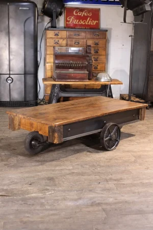 meuble d'atelier ancien charriot usine roues en fonte ideal en table basse