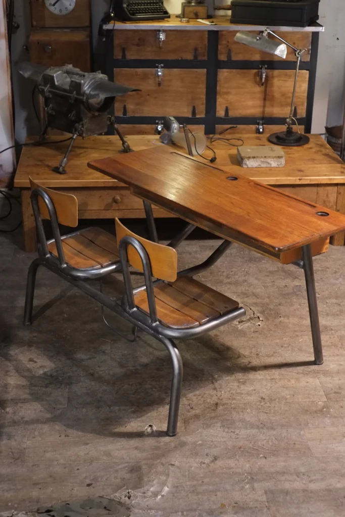 Bureau d'écolier ancien avec chaise accroché 2 places en chêne massif et tube métalique en fer brut